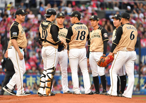 ロッテ対日本ハム　1回裏ロッテ無死満塁、打者井上の時、吉田輝（中央）に木田投手コーチ（左端）が駆け付けた（撮影・柴田隆二）