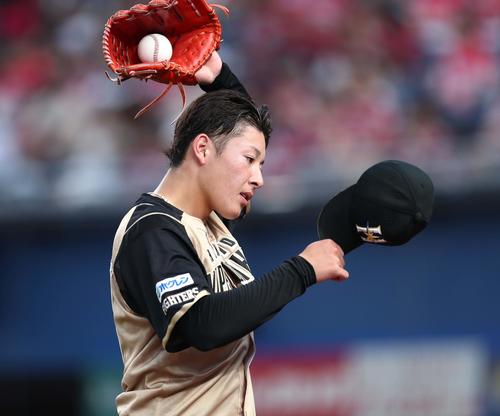 ロッテ対日本ハム　2回裏ロッテ無死、藤岡に安打を許し降板する吉田輝（撮影・黒川智章）