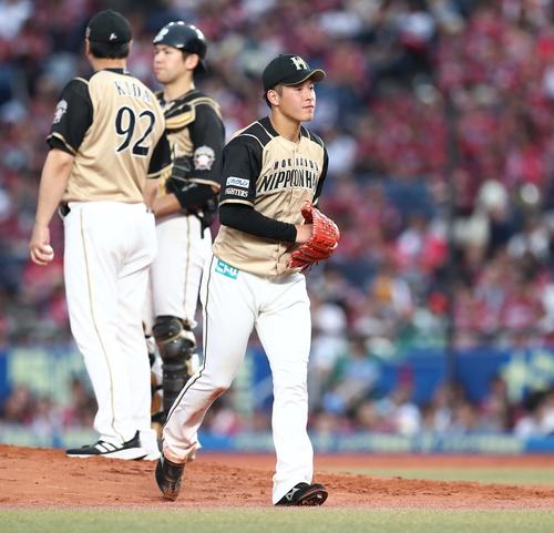 ロッテ対日本ハム　2回裏ロッテ無死、藤岡に安打を許し降板する吉田輝（撮影・黒川智章）