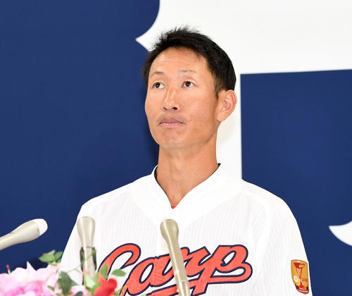 引退会見に臨む広島赤松（撮影・前岡正明）