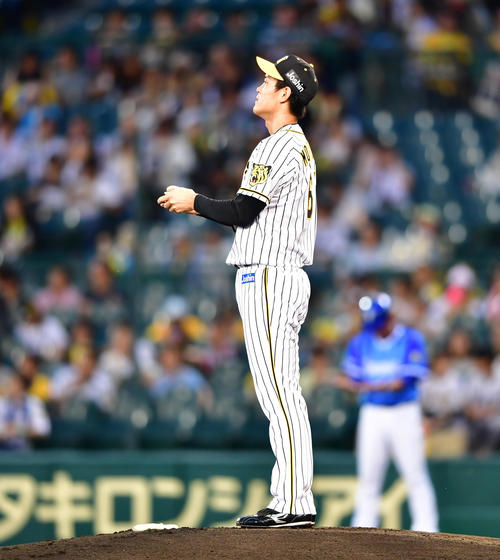 阪神対DeNA　1回、先発登板を前にマウンドで遠くを見つめる望月（撮影・清水貴仁）