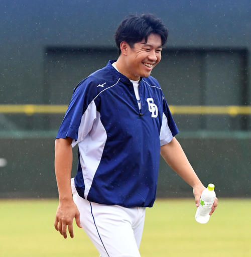 広島対中日　練習を終え笑顔で引き揚げる大野雄（撮影・前岡正明）