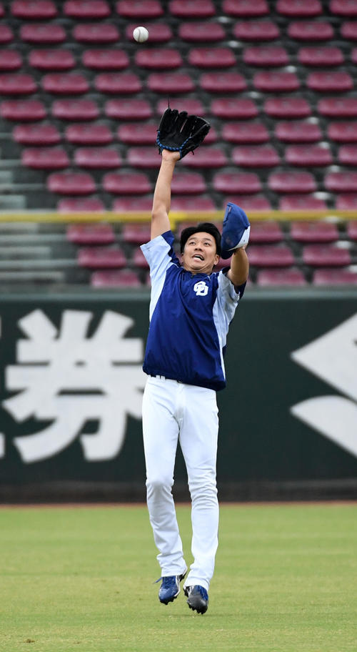 広島対中日　ジャンプしてキャッチボールを捕球する大野雄（撮影・前岡正明）
