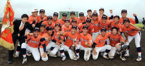 東北公益文科大の選手たちは10季ぶり2度目の優勝を喜び合う