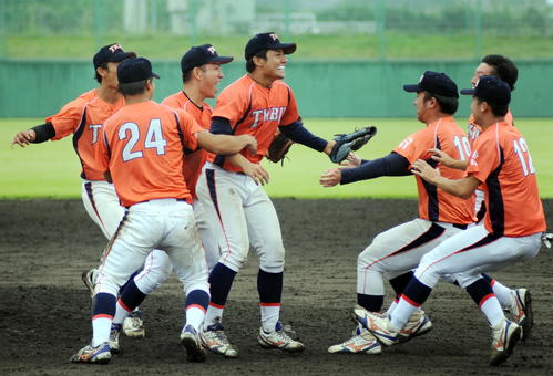 東北公益文科大の選手たちは10季ぶり2度目の有償を決め、喜びを爆発させる