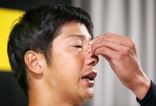 引退会見を終え記者団の質問で感極まり涙する横田（撮影・上山淳一）