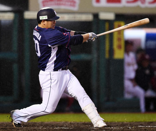 楽天対西武　8回表西武2死一塁、左越え2点本塁打を放つ中村（撮影・横山健太）