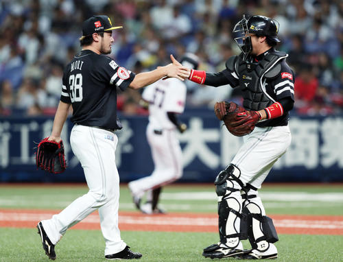 オリックス対ソフトバンク　オリックスに勝利し、握手を交わす森（左）と高谷（撮影・前田充）
