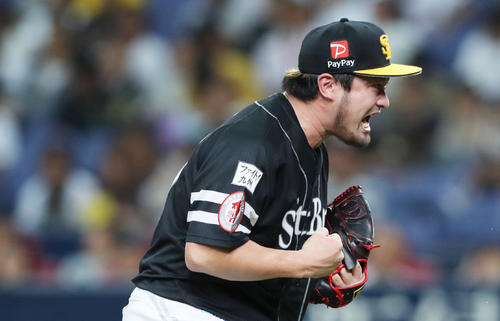 オリックス対ソフトバンク　9回裏オリックス2死一塁、中川を二直に打ち取り、ガッツポーズする森（撮影・前田充）
