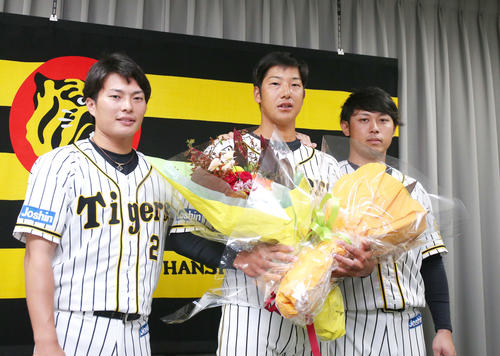 引退会見を終えた横田（中央）と記念写真に納まる、サプライズで駆けつけた北條（左）と高山（撮影・上山淳一）