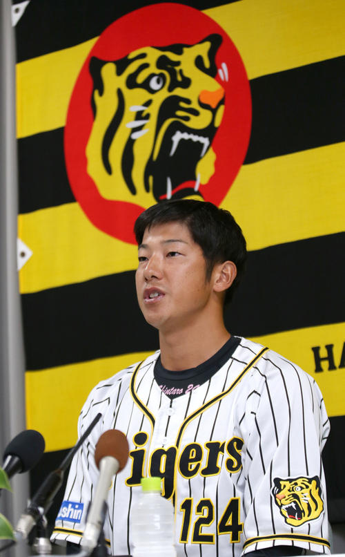 引退会見で思いを語る横田（撮影・上山淳一）