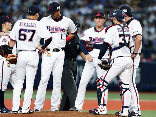 オリックス対ソフトバンク　6回表ソフトバンク無死一塁、柳田に適時三塁打を浴び、マウンドに集まる山本（右から3人目）らオリックスナイン（撮影・前田充）