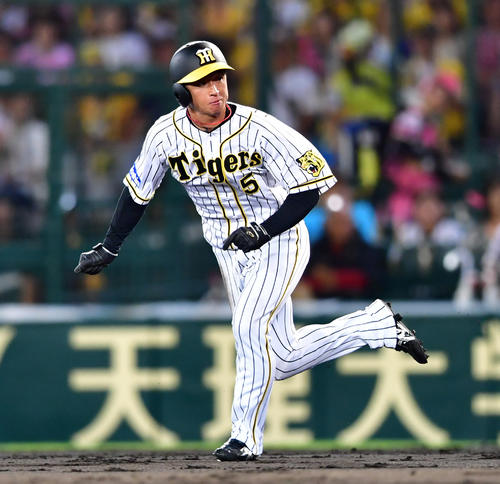 阪神対DeNA　4回裏阪神1死一塁、打者福留の時に二盗を成功させる近本に盛り上がる阪神ファン（撮影・清水貴仁）