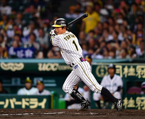 阪神対DeNA　5回裏阪神1死一、二塁、先制の左前適時打を放つ鳥谷敬（撮影・清水貴仁）