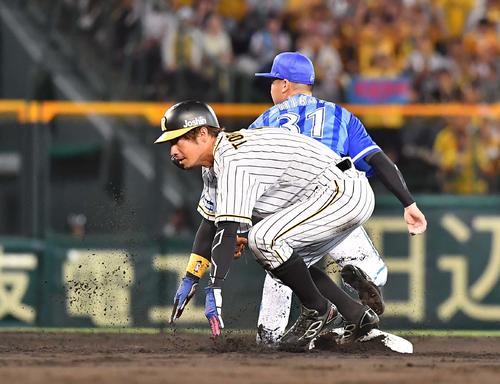 阪神対DeNA　5回裏阪神1死一、二塁、木浪聖也の遊撃内野安打で二塁へ滑り込む鳥谷敬（撮影・上田博志）