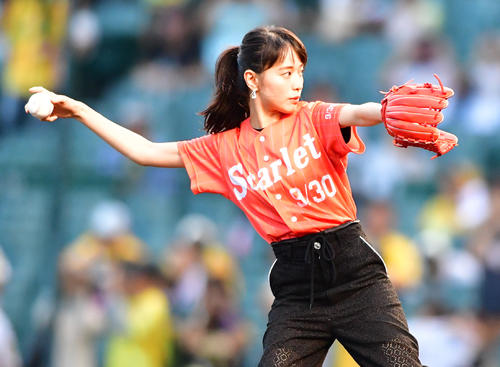 ファーストピッチセレモニーを行う次期NHK連続テレビ小説「スカーレット」のヒロイン戸田恵梨香（撮影・清水貴仁）