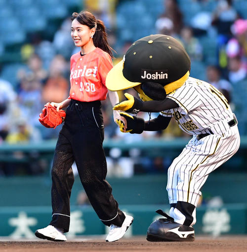 阪神対DeNA　ファーストピッチを行う戸田恵梨香（撮影・清水貴仁）
