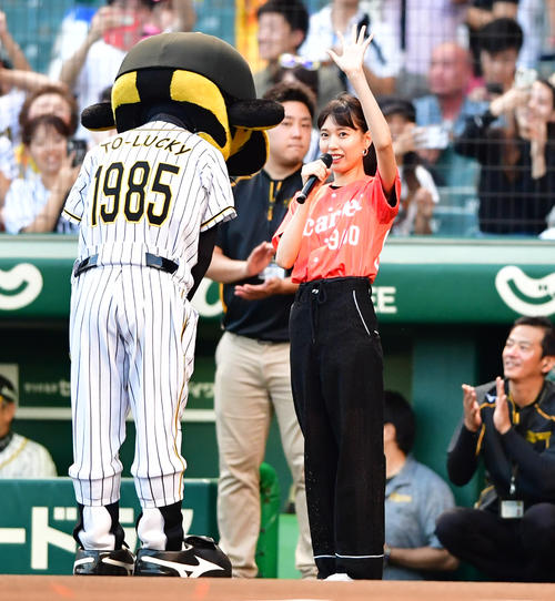 阪神対DeNA　ファーストピッチを行った戸田恵梨香はまもなくスタートの朝ドラをPRする（撮影・清水貴仁）