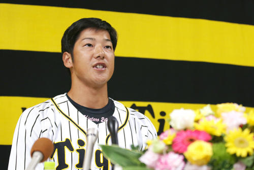 引退会見で思いを語る横田（撮影・上山淳一）