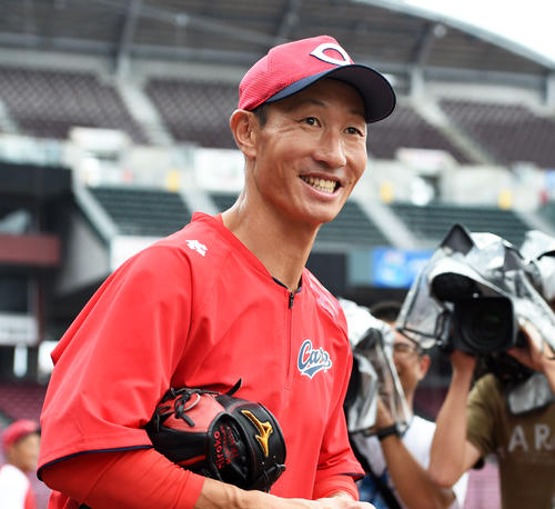笑顔でグラウンドに入る赤松（撮影・前岡正明）
