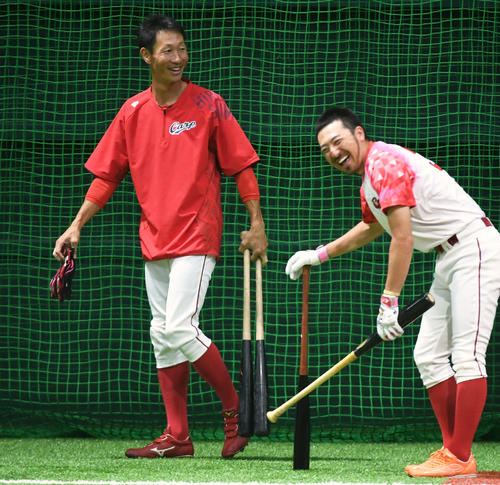 笑顔で練習を行う赤松（左）と菊池涼（撮影・前岡正明）