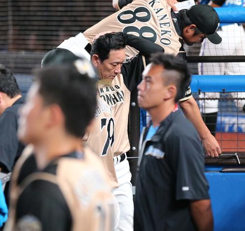 ロッテ対日本ハム　勝利できず渋い表情で引き揚げる栗山監督（撮影・黒川智章）