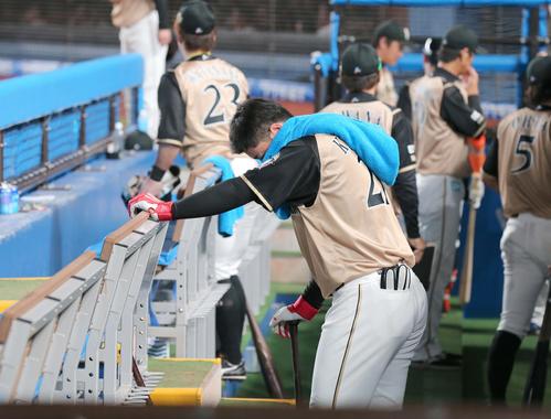 ロッテ対日本ハム　試合後、ベンチでうなだれる清宮（撮影・黒川智章）