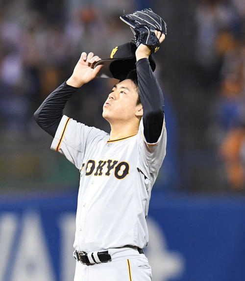 ヤクルト対巨人　3回裏ヤクルト1死三塁、青木に適時打を許し、気持ちを切り替える桜井（撮影・山崎安昭）