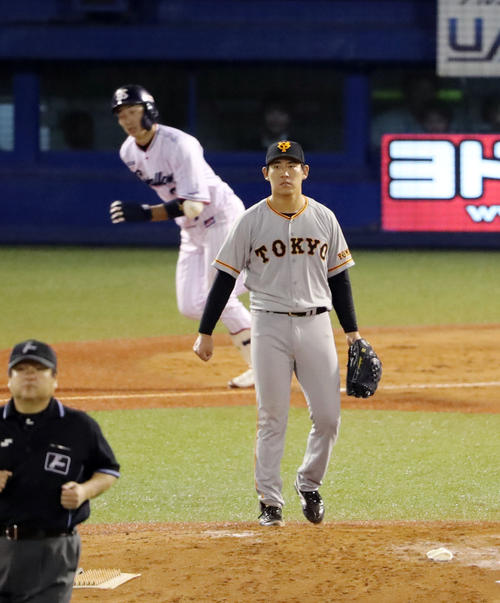 ヤクルト対巨人　3回裏ヤクルト2死一、二塁、広岡（左）に勝ち越しの3点本塁打を浴びる桜井（撮影・垰建太）