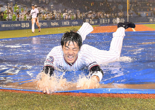 引退セレモニーでヤクルト三輪は本塁へ水しぶきを上げながら2度目のヘッドスライディング（撮影・山崎安昭）