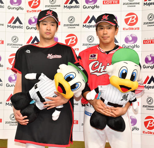 ロッテ対日本ハム　8勝目を挙げた種市（左）は角中と記念撮影に納まる（撮影・柴田隆二）
