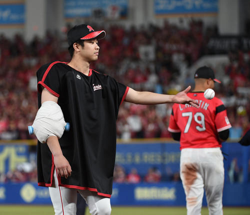 ロッテ対日本ハム　8勝目を挙げた種市はスタンドにサインボールを投げる（撮影・柴田隆二）