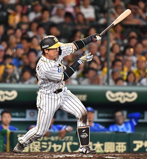 阪神対DeNA　6回裏阪神2死二、三塁、左前適時打を放つ梅野（撮影・上田博志）