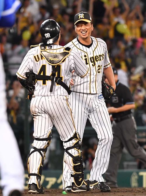 阪神対DeNA　DeNAに勝利し梅野隆太郎（左）と笑顔で握手を交わす藤川球児（撮影・上田博志）