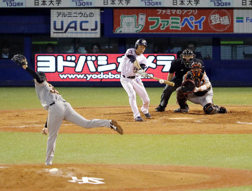 ヤクルト対巨人　4回裏ヤクルト無死、右前安打を放つ石川。投手桜井（撮影・垰建太）