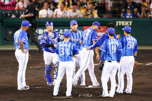 阪神対DeNA　6回表阪神2死二、三塁、バリオス（左から5人目）は梅野に左前適時打を打たれ降板する（撮影・上山淳一）