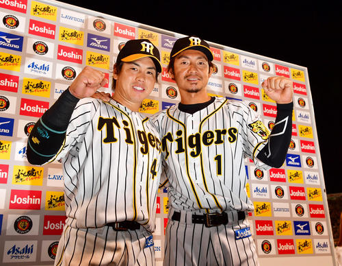 阪神対DeNA　お立ち台に上がりポーズを取る梅野隆太郎（左）と鳥谷敬（撮影・清水貴仁）
