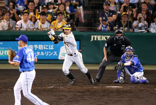 阪神対DeNA　5回裏阪神1死一、二塁、代打鳥谷は先制の左前適時打を放つ。投手バリオス（撮影・上山淳一）