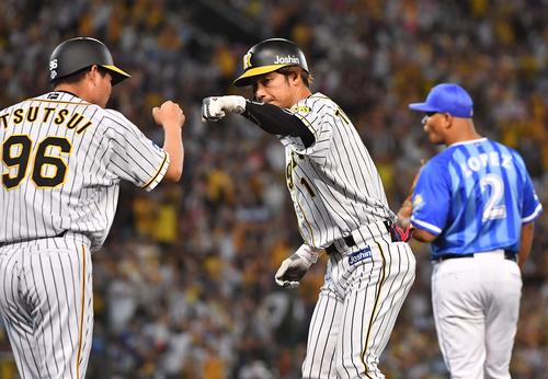 阪神対DeNA　5回裏阪神1死一、二塁、先制適時打を放ち、筒井コーチ（左）とグータッチする鳥谷（撮影・上田博志）