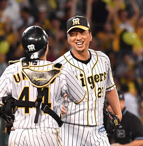 DeNAに勝利し梅野隆太郎（左）と笑顔で握手を交わす藤川球児（撮影・上田博志）