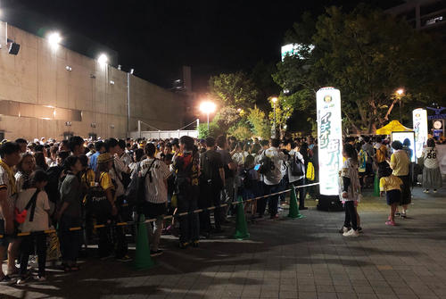 阪神鳥谷の缶バッチを求めて、試合後に長打の列が出来た（撮影・磯綾乃）