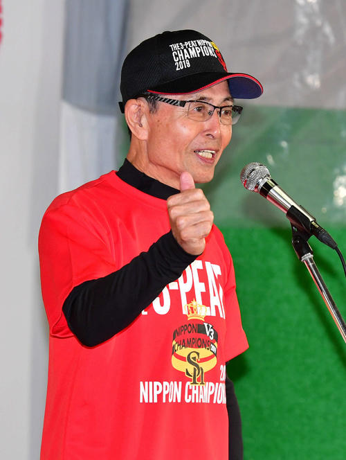 祝勝会であいさつするソフトバンク王会長（撮影・清水貴仁）
