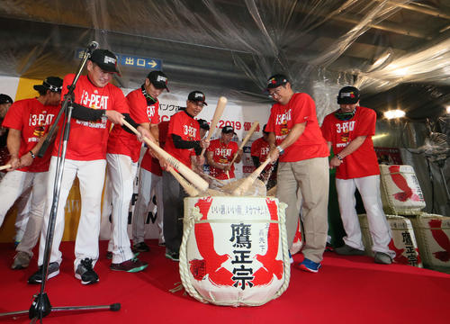 祝勝会で鏡開きする、左からソフトバンク工藤監督、柳田、王会長（撮影・栗木一考）