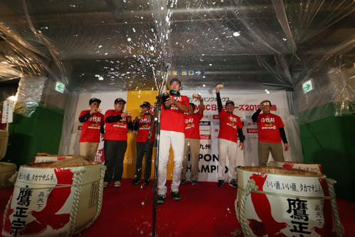 祝勝会でシャンパンをかけるソフトバンク柳田（撮影・栗木一考）
