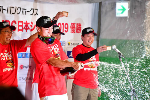 祝勝会でシャンパンをかけるソフトバンク柳田（撮影・清水貴仁）