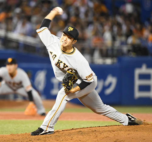 ヤクルト対巨人　巨人2番手で登板した古川（撮影・山崎安昭）