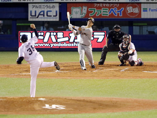 ヤクルト対巨人　8回表巨人1死、右中間に2者連続となる勝ち越しソロ本塁打を放つ大城。投手梅野（撮影・垰建太）