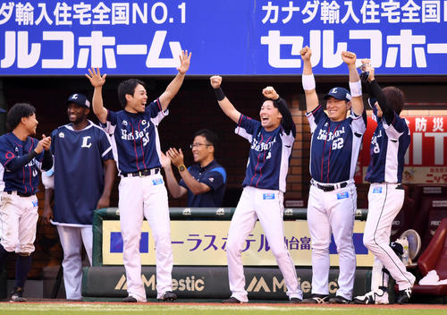 楽天対西武　8回表西武2死満塁、メヒアが左中間へ3点適時二塁打を放ち歓喜する西武ナイン（撮影・横山健太）
