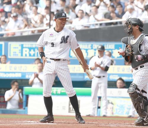 ロッテ対日本ハム　始球式で打者を務める福浦（撮影・黒川智章）