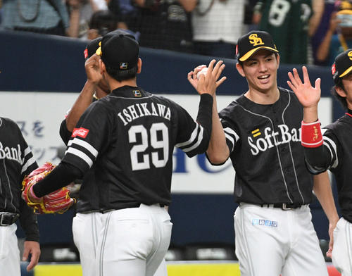 オリックス対ソフトバンク　石川からウイニングボールを受け取り笑顔の高橋礼（撮影・渦原淳）